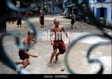 Il debuttante monaci giocare a calcio Foto Stock