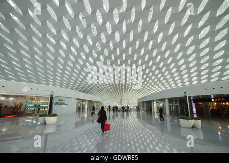 Passeggeri a piedi all'interno del nuovo di Shenzhen Bao'an dall'Aeroporto Internazionale di Shenzhen Foto Stock