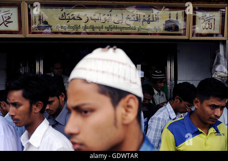 Dopo la preghiera del venerdì di Yangon Foto Stock