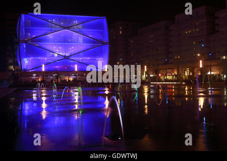 L'edificio Water Mirror e le Nuage di notte disegnato da Philippe Starck , Parvis Stephane Hessel, Montpellier, Francia Foto Stock