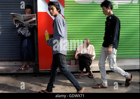 Leggere a piedi stand sit Foto Stock