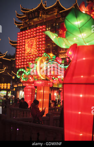 Una donna usa il suo cellulare per scattare foto al Giardino di Yu Foto Stock