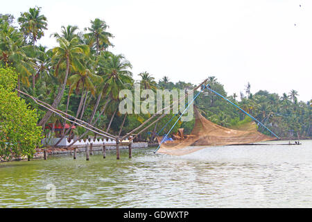 I cinesi le reti da pesca. Il Kerala Backwaters Foto Stock