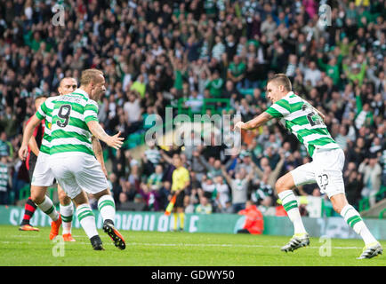 Il Celtic Mikael Lustig (destra) punteggio celebra il suo lato del primo obiettivo del gioco durante la UEFA Champions League secondo turno di qualificazione, la seconda gamba corrispondono al Celtic Park di Glasgow. Foto Stock