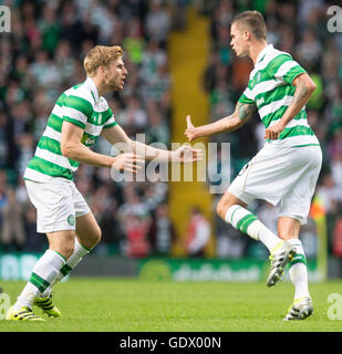 Il Celtic Mikael Lustig punteggio celebra il suo lato del primo obiettivo del gioco con il compagno di squadra Stuart Armstrong durante la UEFA Champions League secondo turno di qualificazione, la seconda gamba corrispondono al Celtic Park di Glasgow. Foto Stock