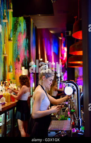 Bar, Steinbeck & Shaw, Bristol, decorate in modo pittoresco con la giovane donna che serve birra, REGNO UNITO Foto Stock