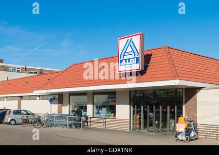 OLDENZAAL, Paesi Bassi - 3 Novembre 2015: Aldi store esterno. Aldi è operativa a livello internazionale la catena tedesca di sconto su Foto Stock