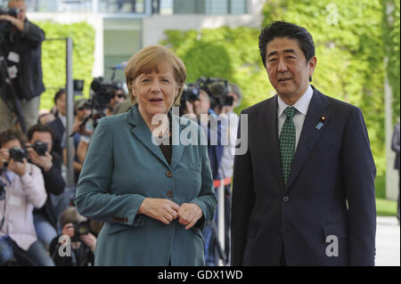 Il cancelliere tedesco Angela Merkel si compiace Primo Ministro giapponese Shinzo Abe al Chancelley a Berlino, 2014 Foto Stock