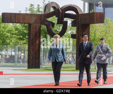 Il cancelliere tedesco Angela Merkel con il Primo Ministro giapponese Shinzo Abe presso la cancelleria di Berlino, Germania, 2014 Foto Stock