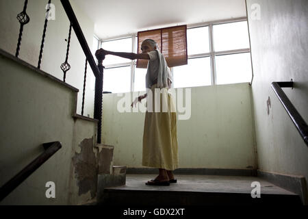 Le donne indiane nella tromba delle scale dell'ashram di Vrindavan, India, 2013 Foto Stock