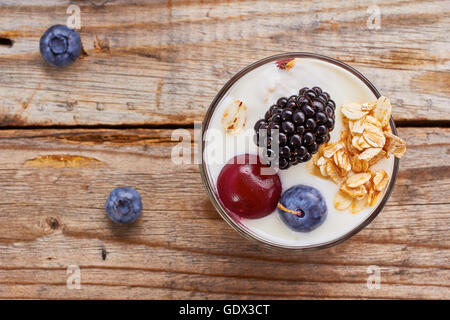 Yogurt dessert vith frutti di bosco freschi e muesli. Foto Stock