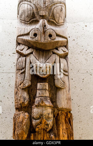 Antico Totem Inuit in Alaska Foto Stock