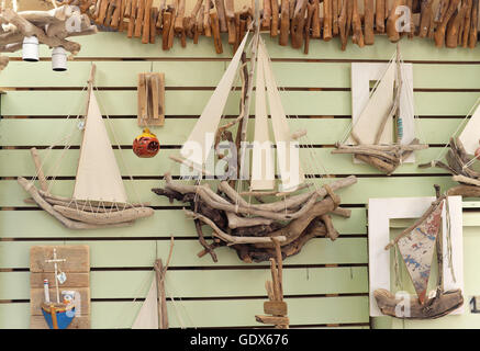 Street expositions di souvenir fatti a mano e giocattoli. Corfu Old Town, l'isola di Corfù, Grecia. Foto Stock