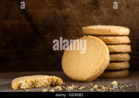 Close up i biscotti al burro sul vecchio rustico tavolo in legno Foto Stock