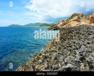 Spiaggia vietnamita, Vietnam ecoturismo appendere la Rai, Phan Rang, Ninh thuan, paesaggio costiero, incredibili con grande roccia, wate blu Foto Stock