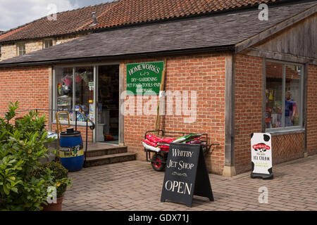 Le merci in vendita presso Homeworks negozio di ferramenta nella pittoresca e storica città mercato di Helmsley, North Yorkshire, Inghilterra. Foto Stock