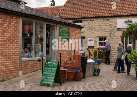 Gli amanti dello shopping passando Homeworks negozio di ferramenta nella pittoresca e storica città mercato di Helmsley, North Yorkshire, Inghilterra. Foto Stock