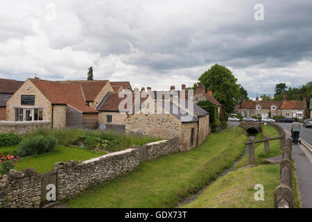 Da Castlegate - Beck, edifici, giardino e negozio, nella pittoresca e storica città mercato di Helmsley, North Yorkshire, GB. Foto Stock