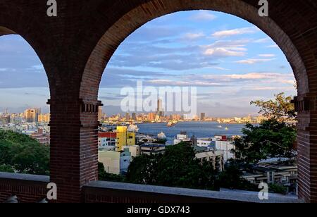 Bellissima vista del porto e lo skyline di Kaohsiung dall'ex Consolato Britannico Foto Stock