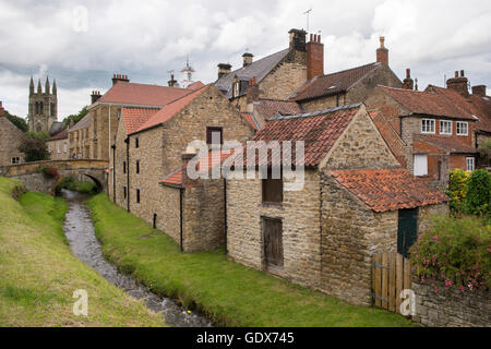 Vista di Castlegate (Borough Beck, chiesa e case) nella pittoresca e storica città mercato di Helmsley, North Yorkshire, GB. Foto Stock