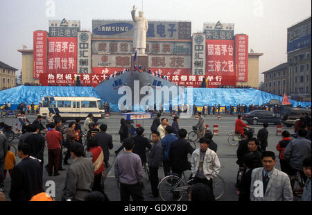 La statua di Mao su economia equa nella piazza della città di Chengdu in provinz Sichuan in Cina centrall. Foto Stock