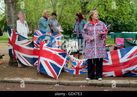 Le persone che attendono pazientemente il Queens Diamond celebrazioni giubilari sul London Mall, vicino il Palazzo di Buckingham. Foto Stock