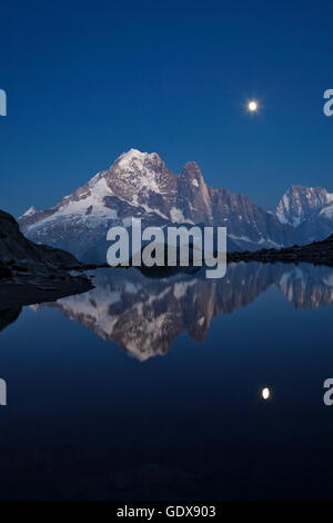 Geografia / viaggi, la Francia, l'Aiguille Verte (4124m) e Aiguille du Dru (3754m) poco dopo l'alba, gamma Mont-Blanc, Chamonix Additional-Rights-Clearance-Info-Not-Available Foto Stock