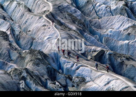 Geografia / viaggi, Francia, alpinisti camminando sul Mer de Glace ghiacciaio in estate, Chamonix Mont-Blanc gamma, Additional-Rights-Clearance-Info-Not-Available Foto Stock