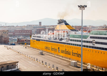 Corsica ferries Sardinia Ferries traghetto pieno di persone pronte a discostarsi in Sardegna o Corsica dal porto di Livorno, Italia Foto Stock