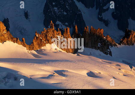 Geografia / viaggi, Francia, Aiguillesdes Periades (33401m) al tramonto, gamma Mont-Blanc, Chamonix Additional-Rights-Clearance-Info-Not-Available Foto Stock