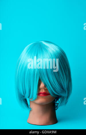 Un manichino in testa con un capelli blu parrucca su uno sfondo blu Foto Stock