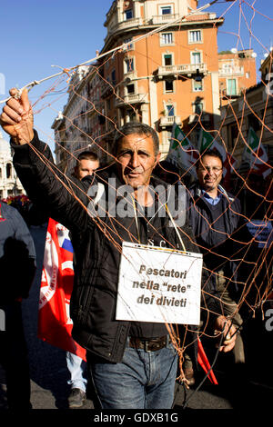 I pescatori italiani stanno protestando contro la tassazione elevata Foto Stock