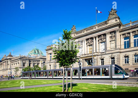 Strasburgo, TNS, Theâtre National de Strasbourg e BNU, National University Library edifici, tram, quartiere Neustadt, Alsazia, Francia, Europa Foto Stock