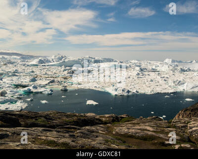 Ilulissat Tourist Nature icebergs alimentato da Sermeq Kujalleq ghiacciaio Ilulissat è una località nel Comune di Qaasuitsup in Groenlandia occidentale luglio bella giornata d'estate Foto Stock