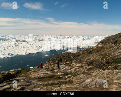 Ilulissat Tourist Nature icebergs alimentato da Sermeq Kujalleq ghiacciaio Ilulissat è una località nel Comune di Qaasuitsup in Groenlandia occidentale luglio bella giornata d'estate Foto Stock