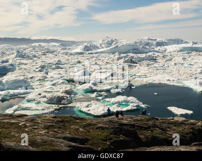 Ilulissat Tourist Nature icebergs alimentato da Sermeq Kujalleq ghiacciaio Ilulissat è una località nel Comune di Qaasuitsup in Groenlandia occidentale luglio bella giornata d'estate Foto Stock