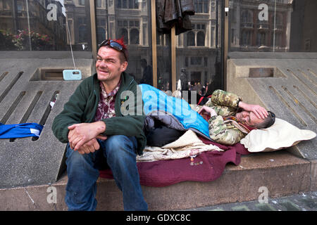 Due uomini senzatetto dormire grezzo su Whitehall nel centro di Londra Foto Stock