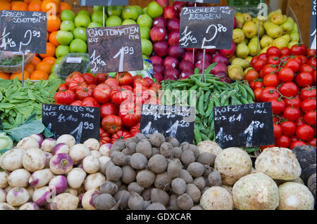 Frutta i nomi del mercato Naschmarkt in viena Foto Stock