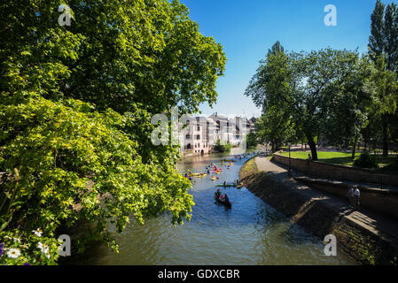 Bambini canoa e kayak sul fiume Ill, La Petite France di Strasburgo, Alsazia, Francia, Europa Foto Stock