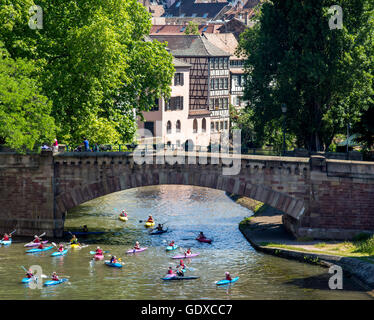 Bambini canoa e kayak sul fiume Ill, La Petite France di Strasburgo, Alsazia, Francia, Europa Foto Stock