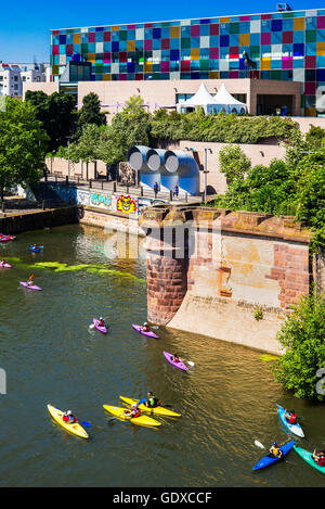 Bambini canoa e kayak sul fiume Ill, Museo di Arte Moderna e Contemporanea, La Petite France di Strasburgo, Alsazia, Francia, Europa Foto Stock