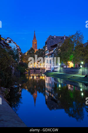 Fiume Ill, cattedrale e case al tramonto, quartiere La Petite France di Strasburgo, Alsazia, Francia, Europa Foto Stock