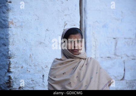 Donna indiana in abito tradizionale per le strade di Jodhpur, Rajasthan, India Foto Stock