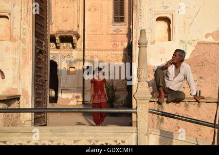 Uomo e bambino in un vecchio haveli in mandawa, Rajasthan, India Foto Stock