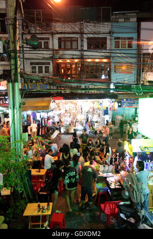 Il Khao San Road a banglamphu nella città di Bangkok in Thailandia in Suedostasien. Foto Stock