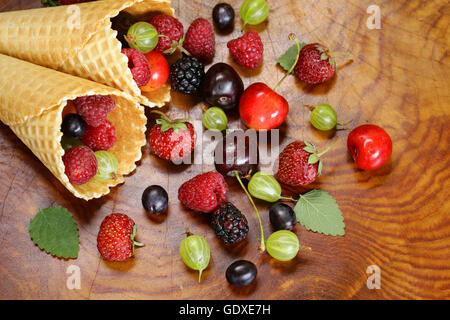 Varie freschi frutti di bosco organico nel cono di cialda di gelato Foto Stock