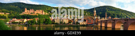 Panorama di Heidelberg, Germania, mostrando il "Ponte Vecchio e il castello nella miglior luce diurna Foto Stock