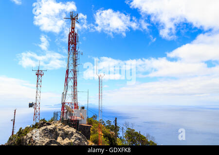 Torre di telecomunicazione con antenne e cielo blu su Pico do Facho Viewpoint, Machico, Madeira, Portogallo Foto Stock