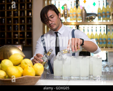 Un barman al lancio ufficiale di Limonbello da Nancy dell'olio presso il Club at Ivy, Londra. Foto Stock