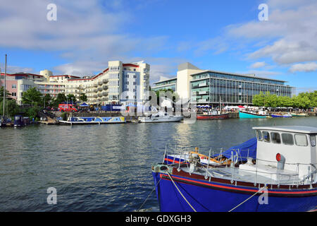 Bristol Floating Harbour a Hannover Quay con barche e nuovi appartamenti moderni, "la mezzaluna" e edificio per uffici Foto Stock